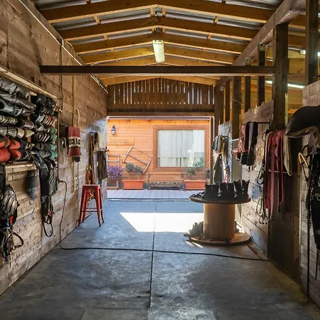 펜션 Etna Stables *